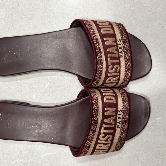 Women’s slides - Picture 1 of 2